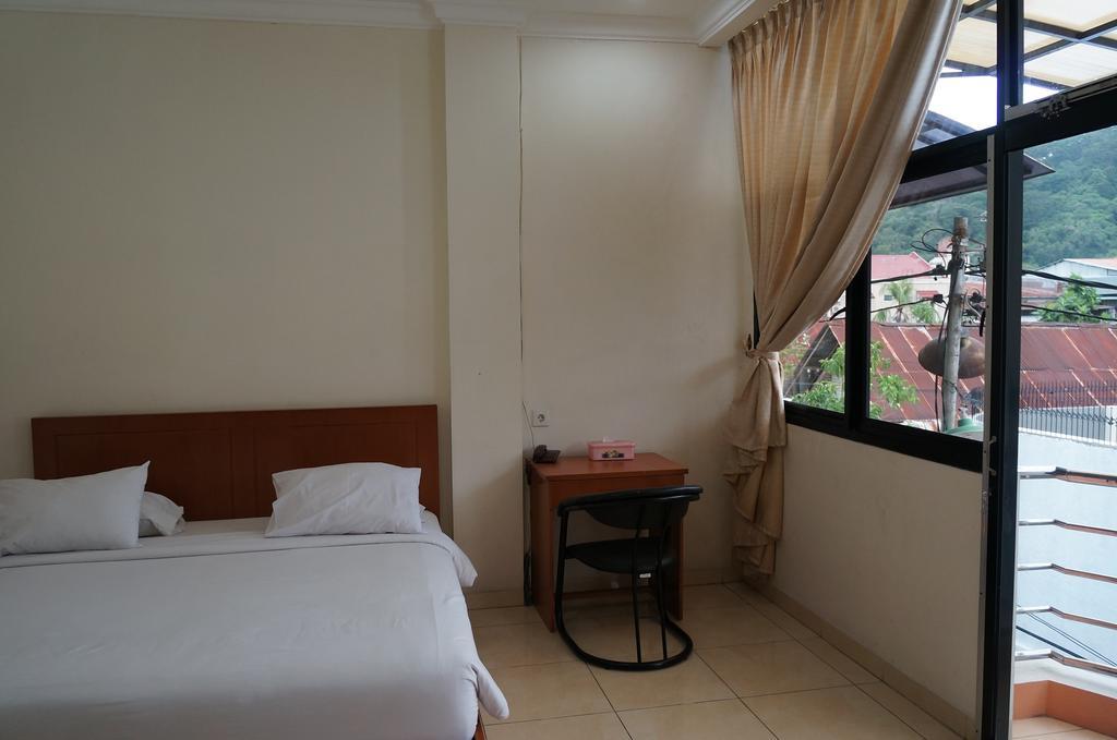 Jesnic Hotel Padang  Ruang foto